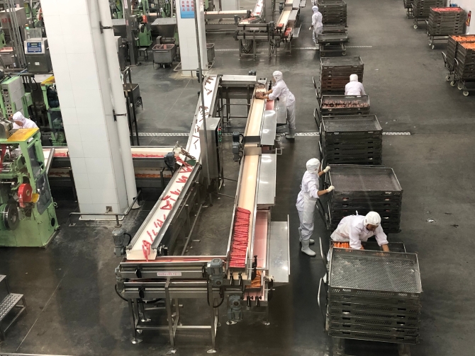 火腿腸生產(chǎn)現(xiàn)場(chǎng) 火腿腸生產(chǎn)現(xiàn)場(chǎng)