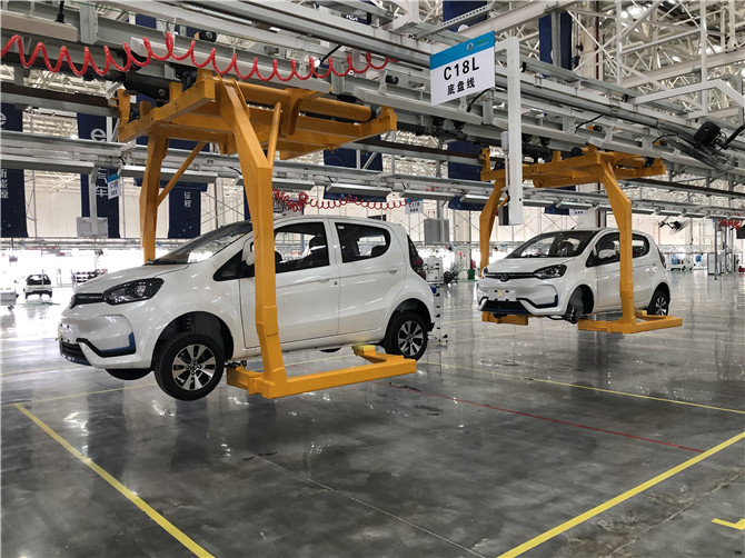 正在生產(chǎn)的江鈴新能源汽車