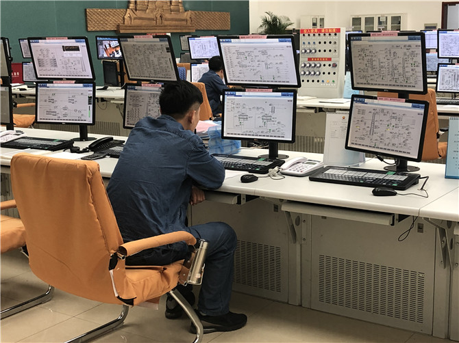 工作人員對生產(chǎn)線上的機器進行管理和調(diào)控