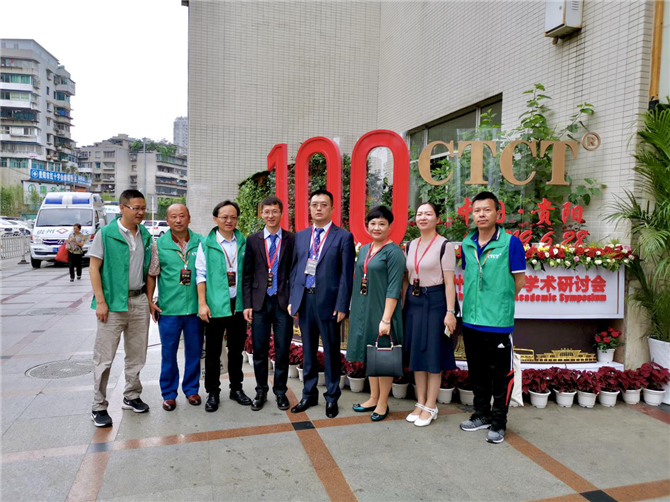 邵標(biāo)主任帶領(lǐng)團(tuán)隊(duì)與麗江市第一人民醫(yī)院創(chuàng)傷救治團(tuán)隊(duì)合影