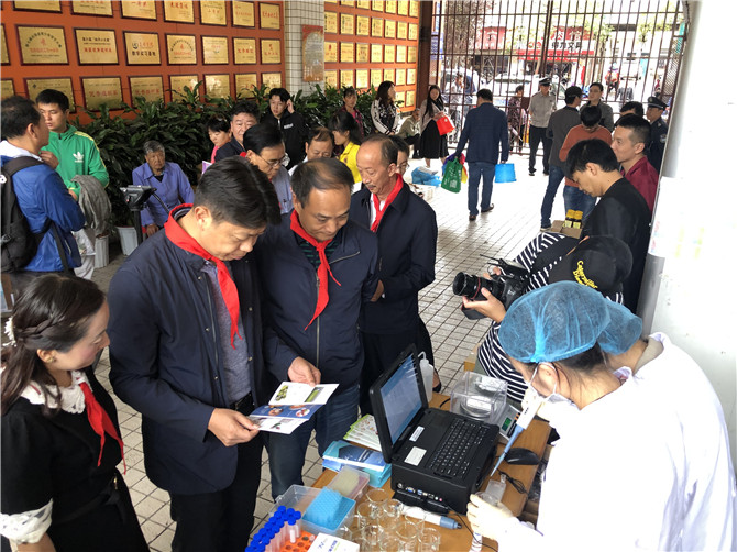 與會(huì)領(lǐng)導(dǎo)觀摩野生菌快速檢測(cè)