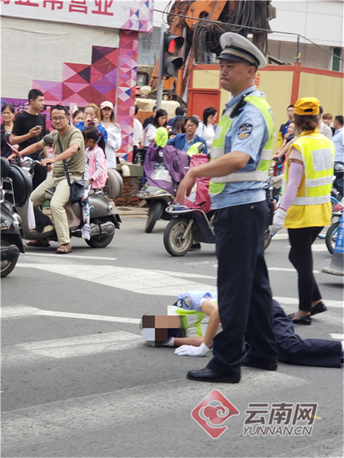 被摩托車撞倒的協(xié)警。云南網(wǎng)記者楊茜 攝