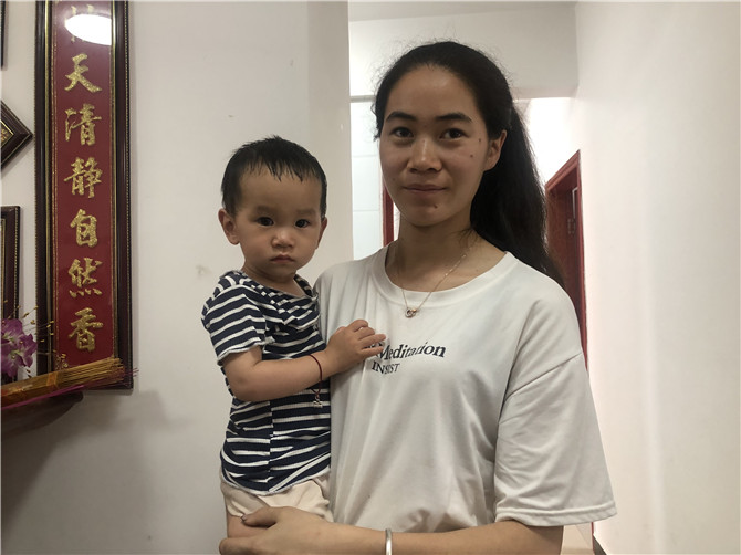 搬遷戶孫廣艷抱著剛睡醒的孩子