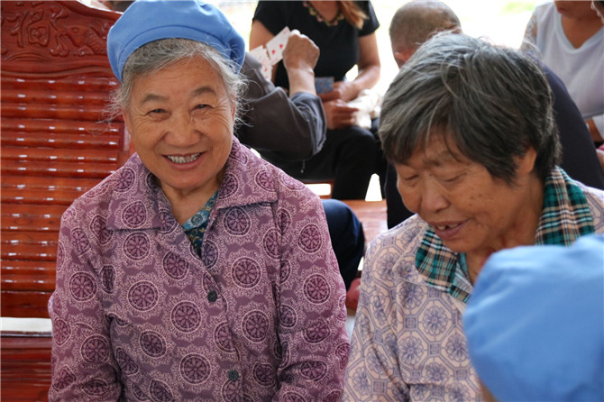 搬遷戶劉永仙（左）