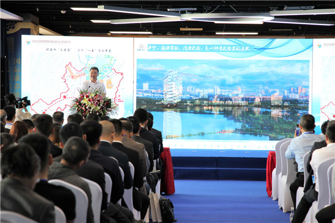 晉寧區(qū)委副書記、區(qū)長徐波在推介會(huì)上。記者薛江濤攝