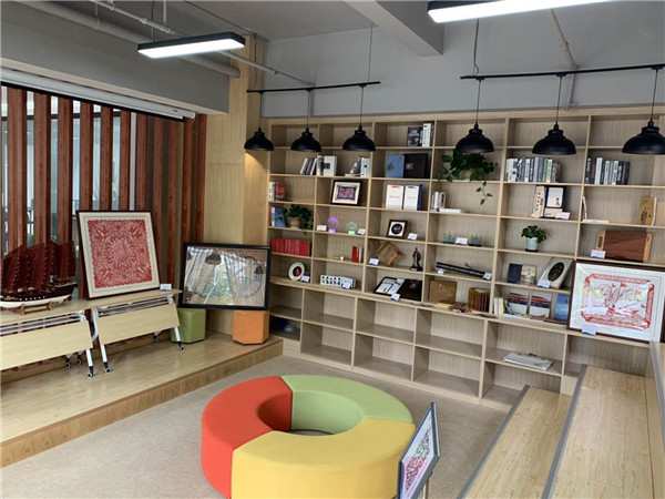 現(xiàn)場文創(chuàng)產(chǎn)品展示。晉寧區(qū)委宣傳部供圖