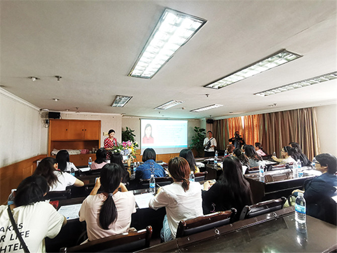 培訓(xùn)班開(kāi)班。