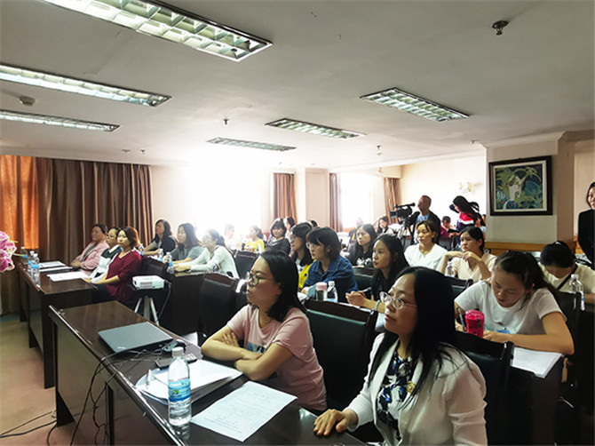 培訓(xùn)班學(xué)員在聽(tīng)講座。