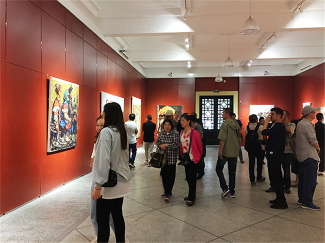 市民駐足觀看展出的作品。