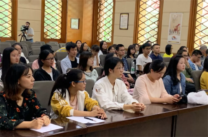 大學(xué)生志愿者認(rèn)真聽講