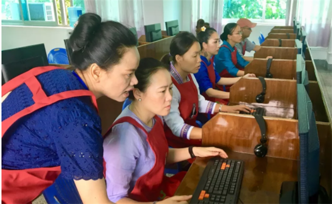 向傣族志愿者進(jìn)行傣文古籍普查培訓(xùn)