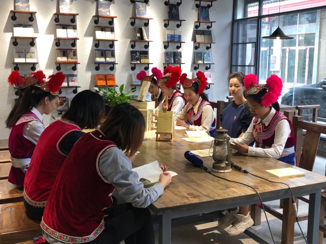 少數(shù)民族干部正在學(xué)習(xí)交流和誦讀 少數(shù)民族干部正在學(xué)習(xí)交流和誦讀