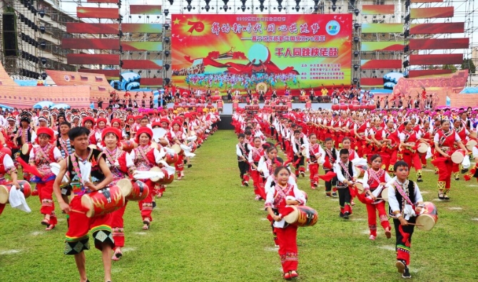 千人秧佬鼓舞展演。網(wǎng)友“湖畔陽(yáng)光”攝