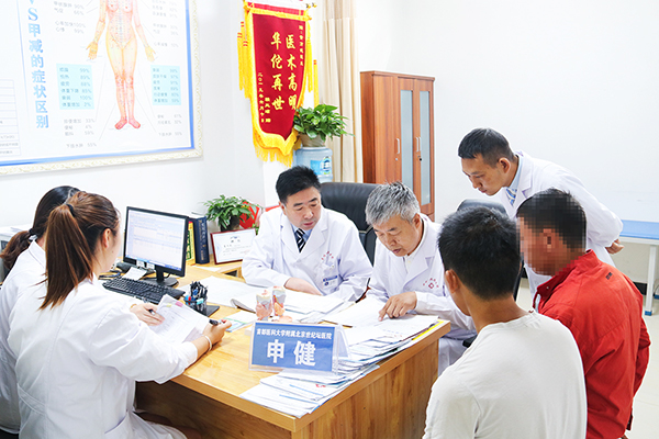 申健教授與董方武聯(lián)合會(huì)診。供圖