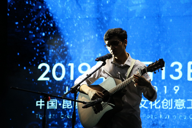 巴基斯坦的衛(wèi)智宸演唱《成都》_副本