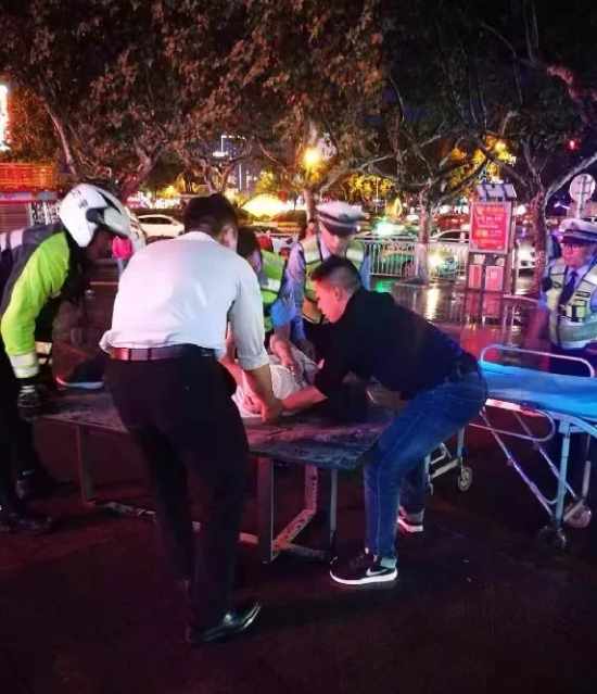 曲靖市中心一商場(chǎng)樓層突然垮塌