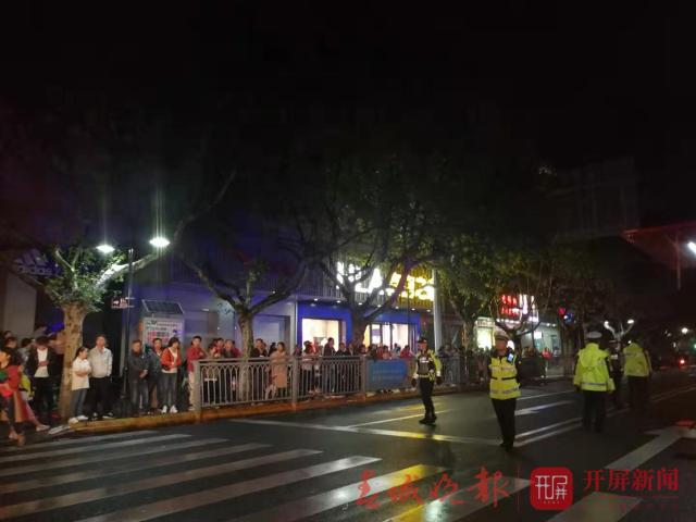 曲靖市中心一商場(chǎng)樓層突然垮塌