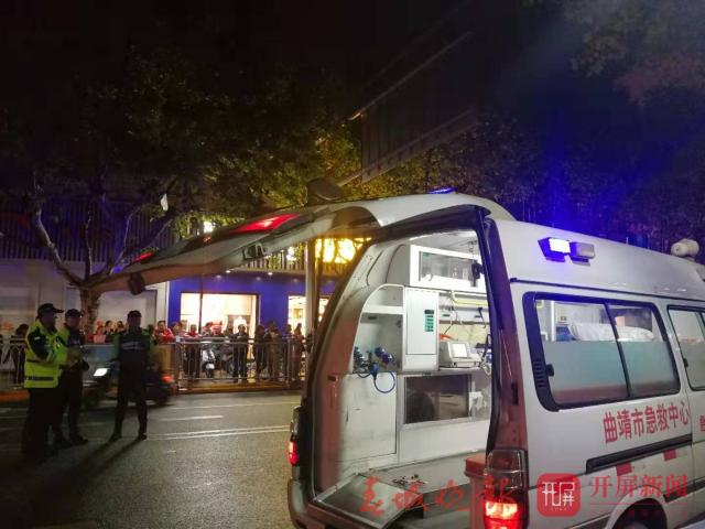 曲靖市中心一商場(chǎng)樓層突然垮塌