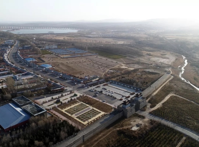 山西省右玉縣殺虎口村村貌（2018年10月25日無(wú)人機(jī)拍攝）。新華社記者 楊晨光 攝.webp