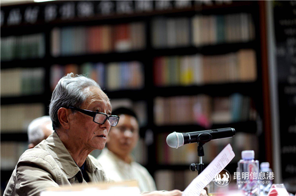 西南聯(lián)大研究專家余斌教授與讀者進行交流 周瑨 攝 西南聯(lián)大研究專家余斌教授與讀者進行交流 周瑨 攝