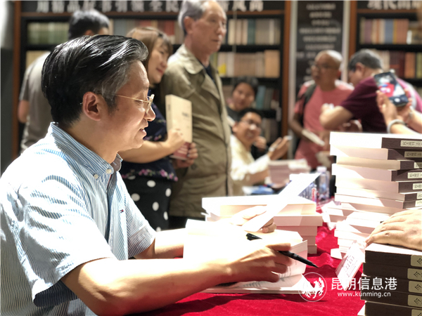 “《今日評論》文存”主編張昌山為讀者簽名 云南人民出版社新媒體中心 攝 “《今日評論》文存”主編張昌山為讀者簽名 云南人民出版社新媒體中心 攝