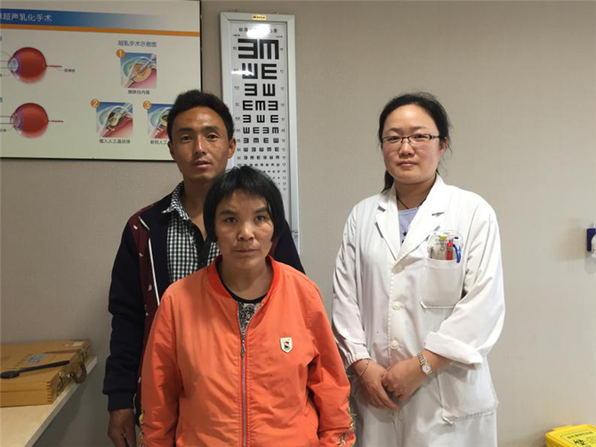 手術后，范黎妮和郝女士夫婦合影