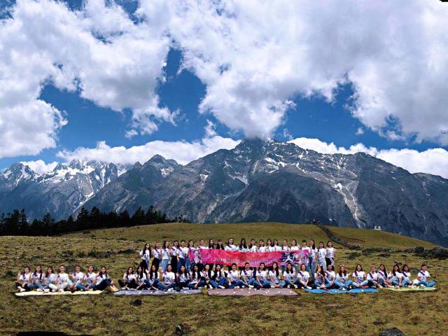 雪山美景遇佳人 國(guó)際旅游小姐玉龍雪山探秘“云境”之美