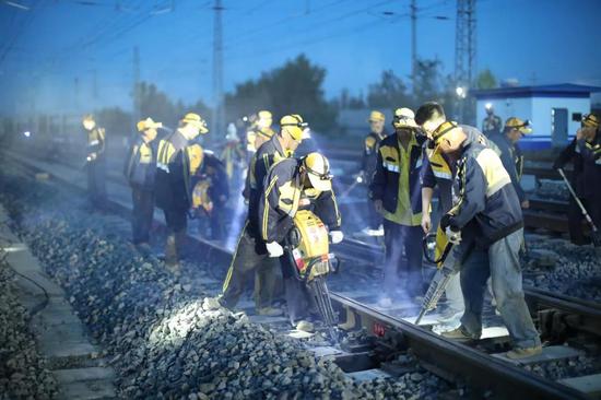 線路工的十二時辰