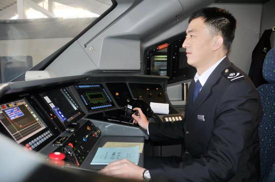 機車乘務(wù)員的十二時辰