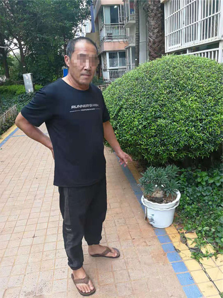 犯罪嫌疑人馮某某對盜竊的羅漢松進行指認。供圖