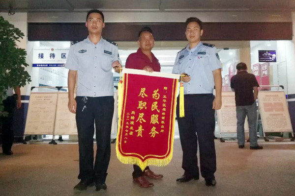 羅先生送來錦旗表達謝意。供圖