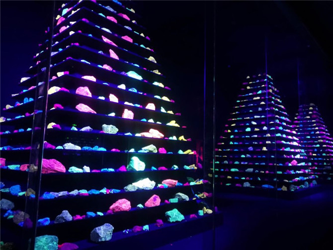 圖四 發(fā)光石