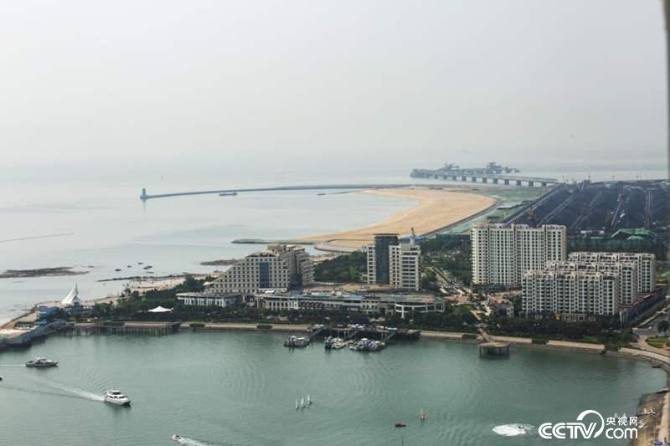 遠(yuǎn)眺海龍灣生態(tài)岸線修復(fù)工程。  （李文亮 攝）