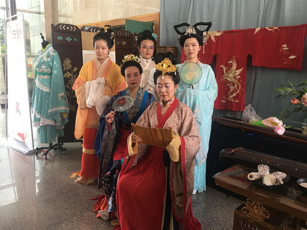 文博會(huì)上的漢服女子