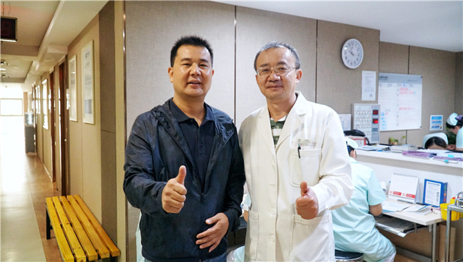 陳先生與肖云皋合影