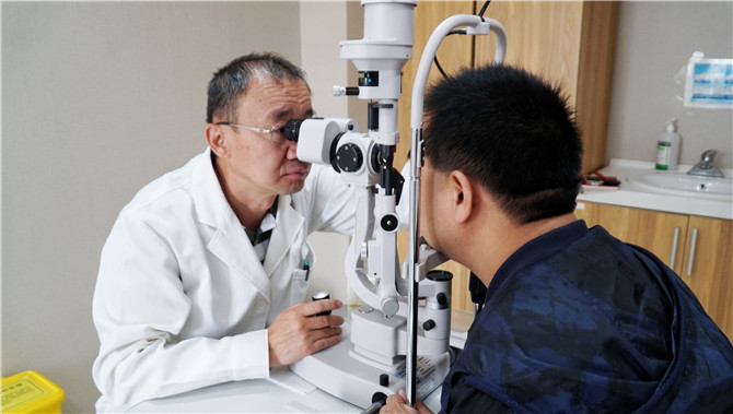 華山眼科醫(yī)療集團(tuán)總院長(zhǎng)肖云皋為陳先生做檢查