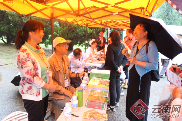 昆明植物園黨員先鋒崗咨詢科普服務(wù) 中國(guó)科學(xué)院昆明植物研究所供圖