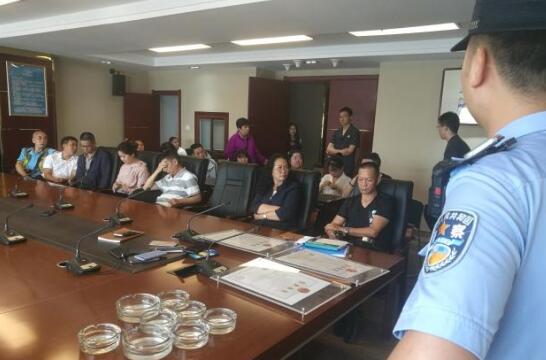 盤龍區(qū)人民法院對(duì)金馬源公司進(jìn)行突擊查封(圖片來(lái)源春城晚報(bào)) 盤龍區(qū)人民法院對(duì)金馬源公司進(jìn)行突擊查封(圖片來(lái)源春城晚報(bào))