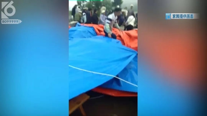 圍墻垮塌后砸傷多人，村民開展自救