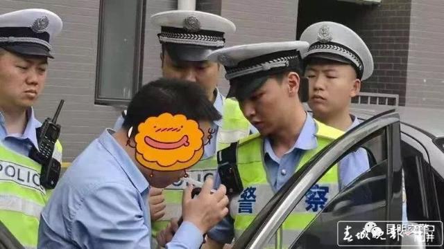 ）醉駕肇事逃逸的他，被蜀黍找到時(shí)還在呼呼大睡 (1).jpg