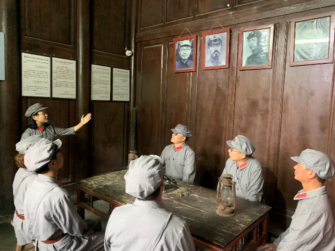 調(diào)研組一行在扎西會(huì)會(huì)議會(huì)址水田寨花房子參觀學(xué)習(xí) 調(diào)研組一行在扎西會(huì)會(huì)議會(huì)址水田寨花房子參觀學(xué)習(xí)