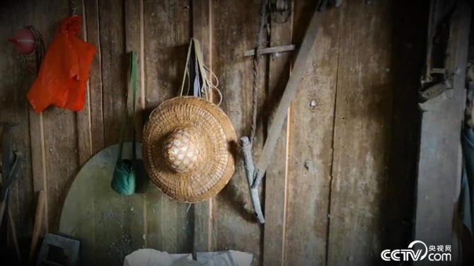 墻上掛的斗笠、水壺，是楊天才巡護(hù)邊境的重要工具。（王莉莉 攝）