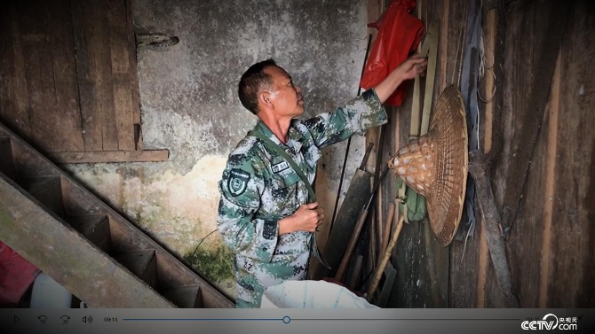 65歲的楊天才還在做外事界務(wù)員，堅(jiān)持巡護(hù)邊境線(xiàn)。（王莉莉 攝）