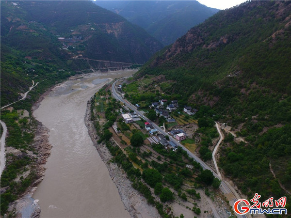 航拍香格里拉市五境鄉(xiāng)霞珠村 光明網(wǎng)記者張瑜攝