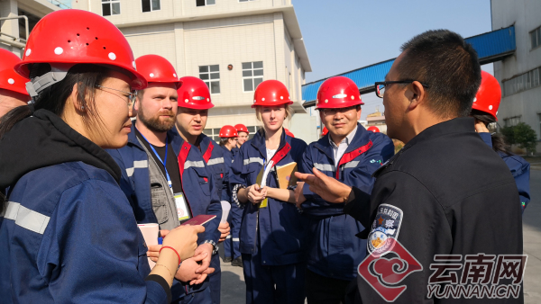 民警向外國務(wù)工人員解釋辦證政策 省公安廳供圖