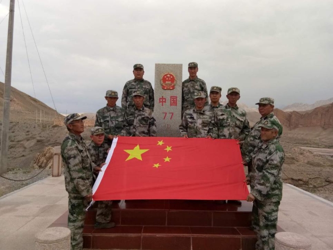 　　護(hù)邊員在77號(hào)界碑前（圖片由受訪者提供）