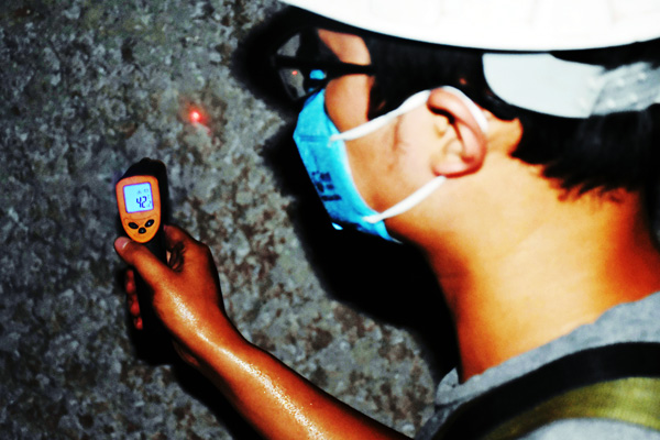 中鐵五局技術(shù)人員監(jiān)測(cè)林保山隧道掌子面巖石溫度。王秋林?jǐn)z