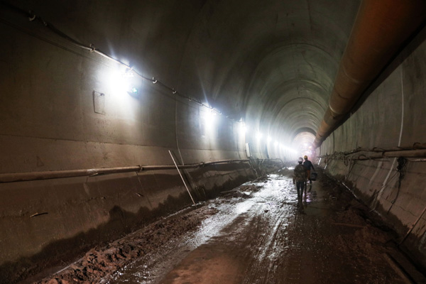 林保山隧道斜井涌水加劇潮濕現(xiàn)象。黃再云攝
