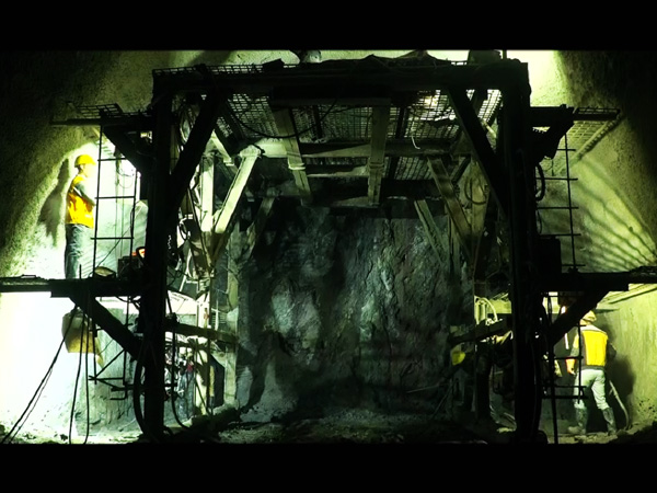 林保山隧道建設(shè)現(xiàn)場(chǎng)，工人冒著高溫進(jìn)行作業(yè)。王秋林?jǐn)z