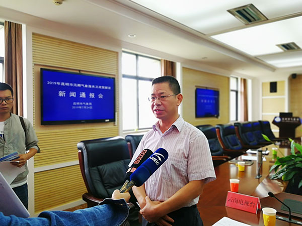 昆明市氣象局副局長趙元茂接受媒體采訪